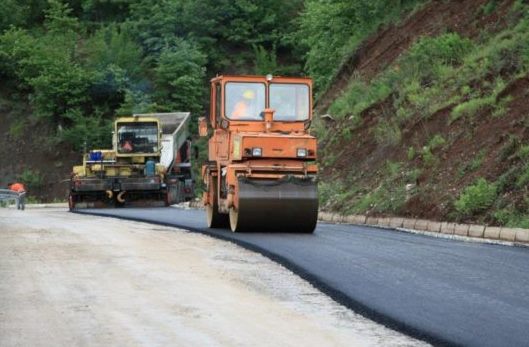 BB ndryshon projektet per rruget lokale dhe rajonale: Fier-Seman mbetet jashte